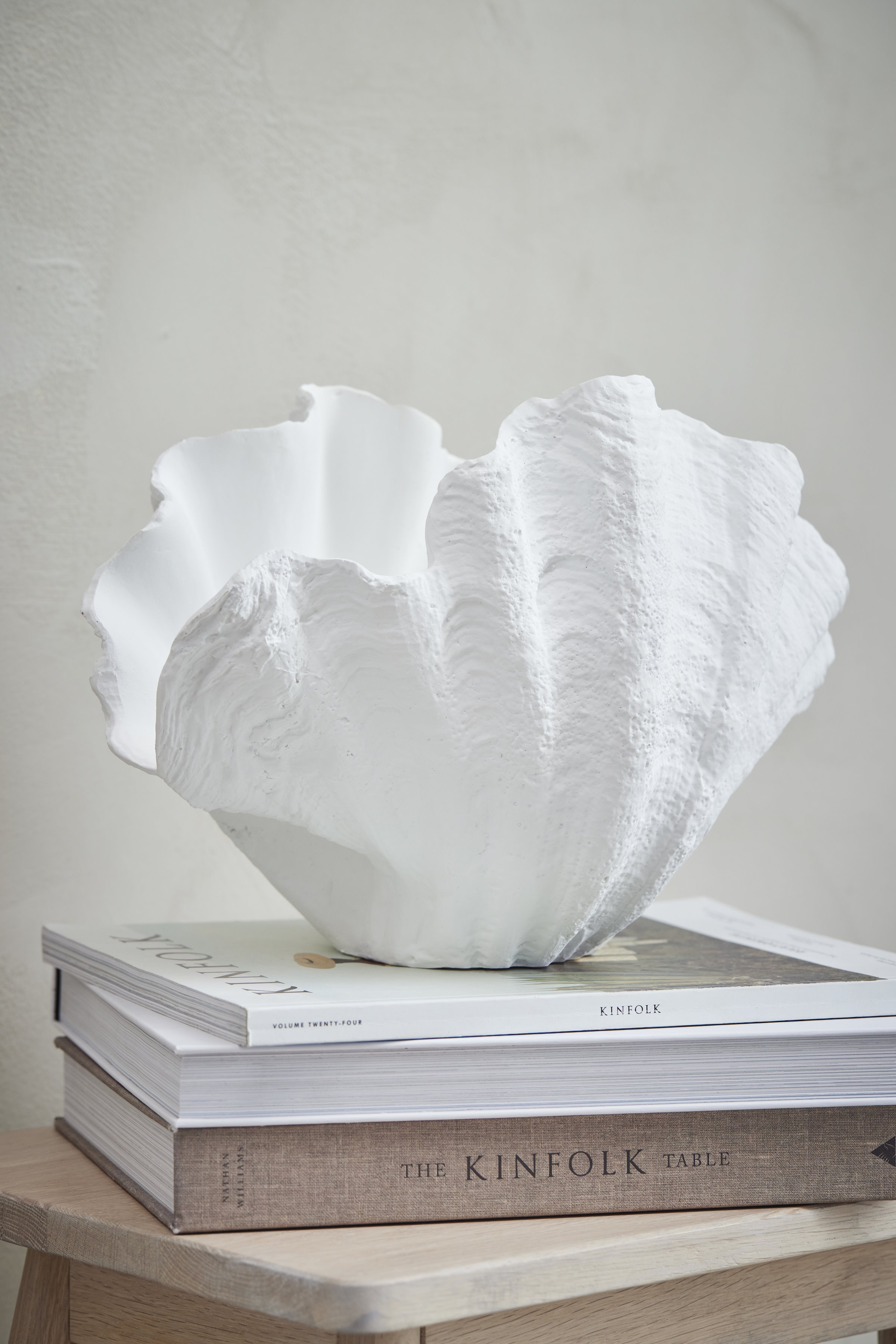 DEKORACJA / FIGURKA MARYNISTYCZNA MUSZLA SHELLA LENE BJERRE 23 CM - BIAŁA